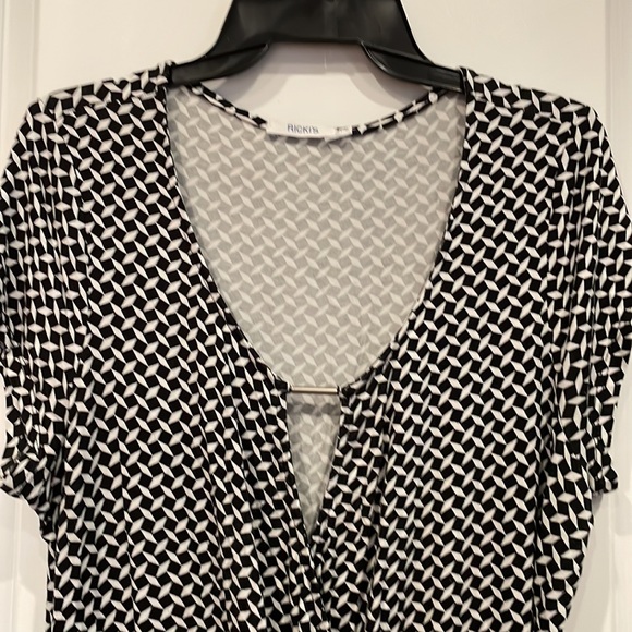 Ladies short sleeve top. - Picture 2 of 3